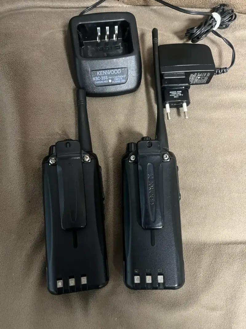 Radios portátiles Kenwood UHF NX-1300AK2 con cargador - 4