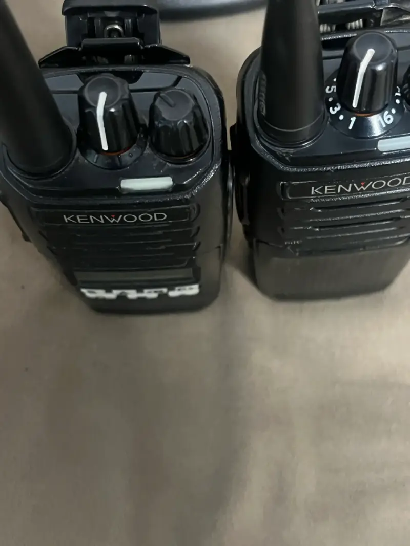 Radios portátiles Kenwood UHF NX-1300AK2 con cargador - 6