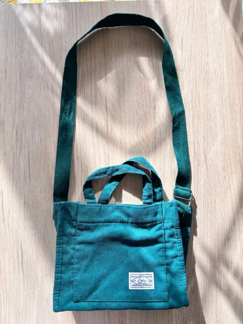 Bolso bandolera verde con diseño casual - 1