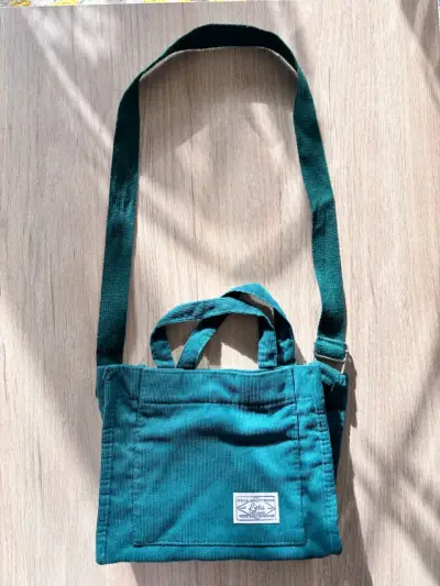 Bolso bandolera verde con diseño casual - miniatura 1