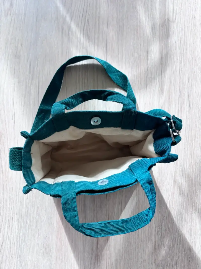 Bolso bandolera verde con diseño casual - 2