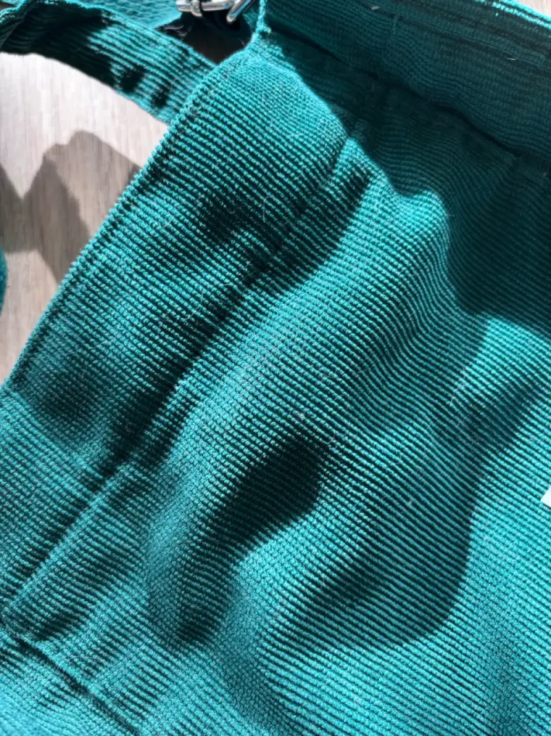 Bolso bandolera verde con diseño casual - 3