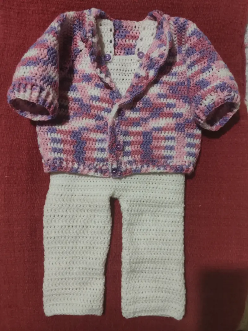 Conjunto tejido para bebé en colores pastel - 1