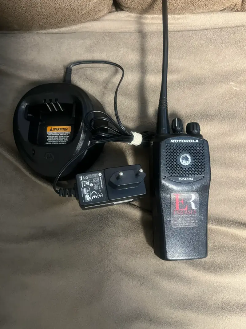 Radio Motorola EP450s con cargador - 1