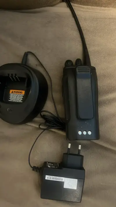 Radio Motorola EP450s con cargador - miniatura 6