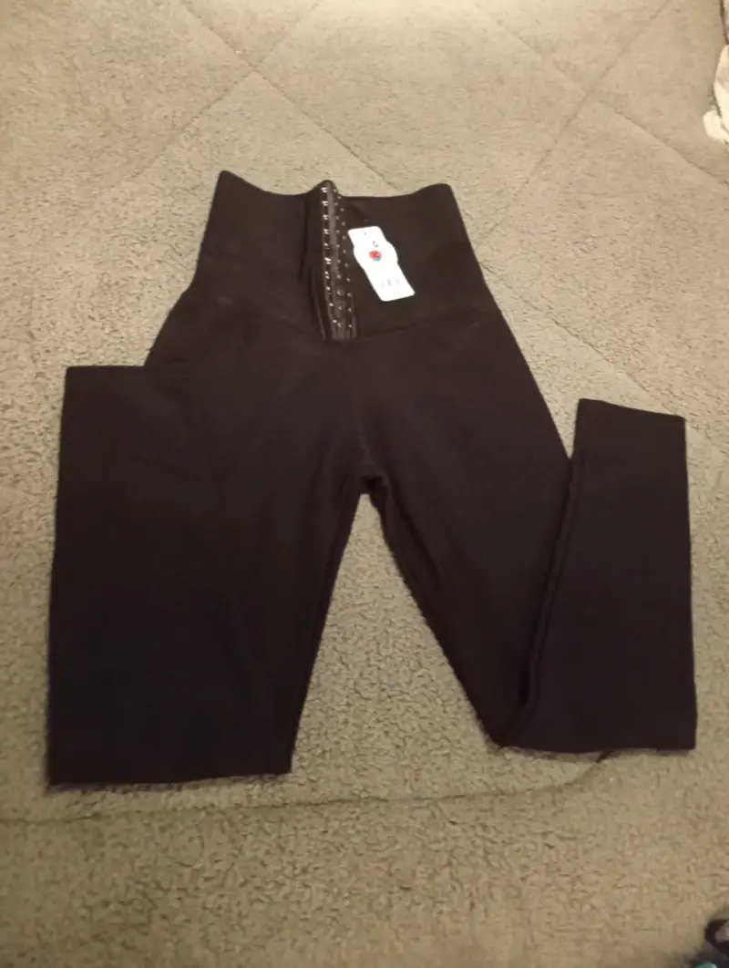 Leggings negros con cintura alta y broches - 1