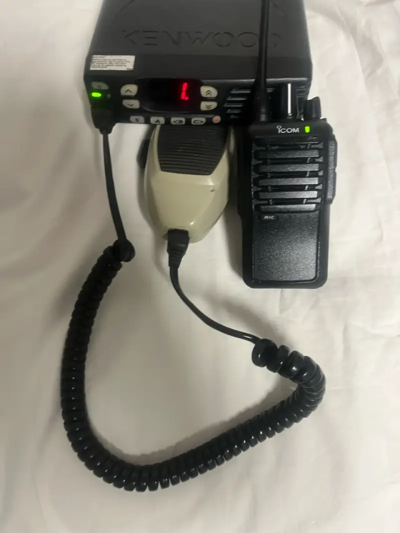 Radio Comunicador Kenwood con Micrófono Icom - 1