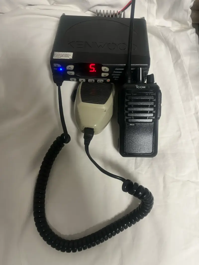 Radio Comunicador Kenwood con Micrófono Icom - 2