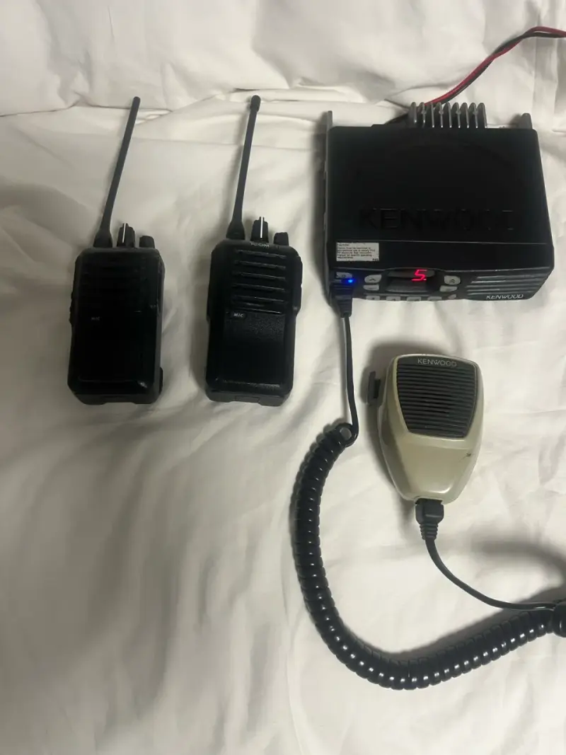 Radio Comunicador Kenwood con Micrófono Icom - 3