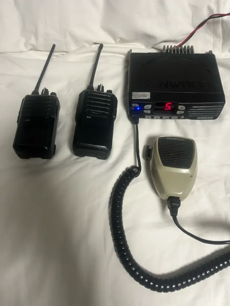 Radio Comunicador Kenwood con Micrófono Icom - 4