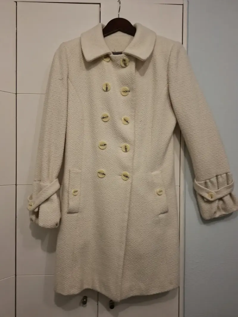 Abrigo de lana beige con botones grandes