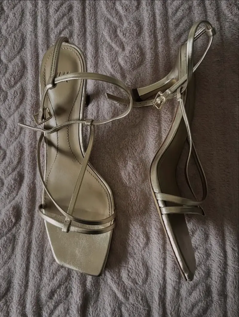 Sandalias de tacón doradas elegantes