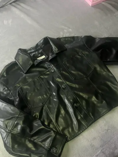 Chaqueta de cuero sintético negra para mujer - miniatura 1