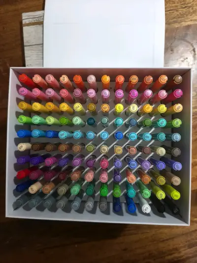 Maleta imantada de 120 marcadores acrílicos - miniatura 1