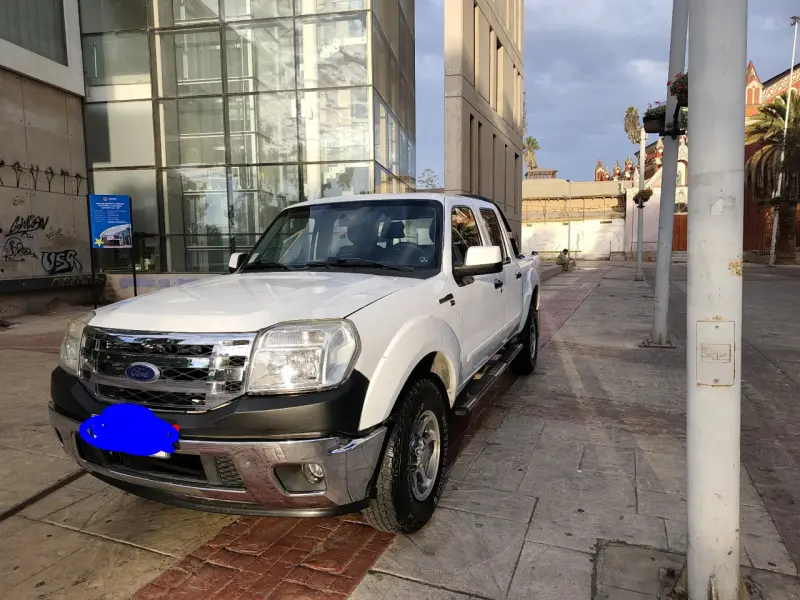 Camioneta Ford Ranger 4x2 Blanca en Buen Estado - 1