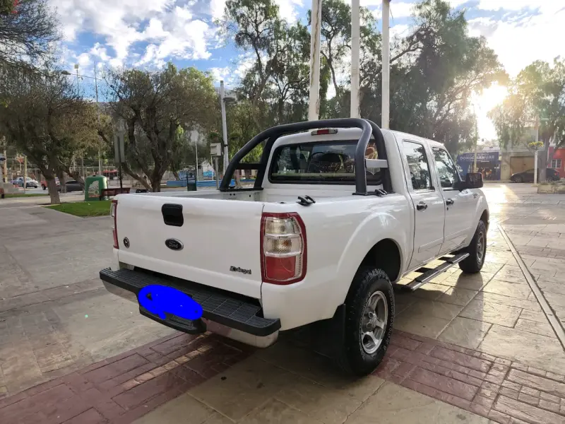 Camioneta Ford Ranger 4x2 Blanca en Buen Estado - 3