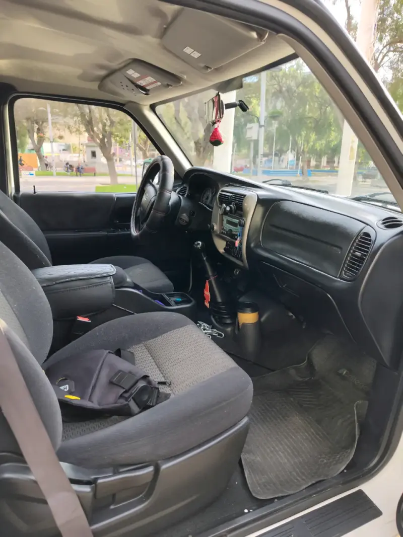 Camioneta Ford Ranger 4x2 Blanca en Buen Estado - 4