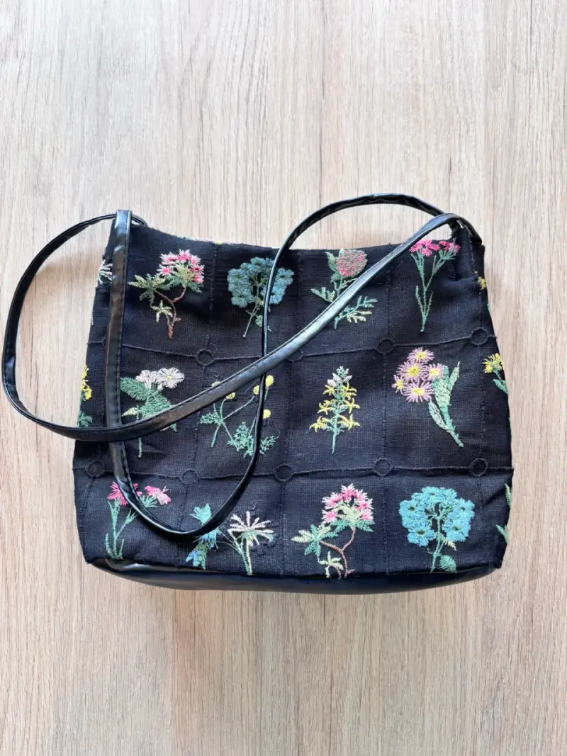 Bolso de hombro negro con bordado floral - 1