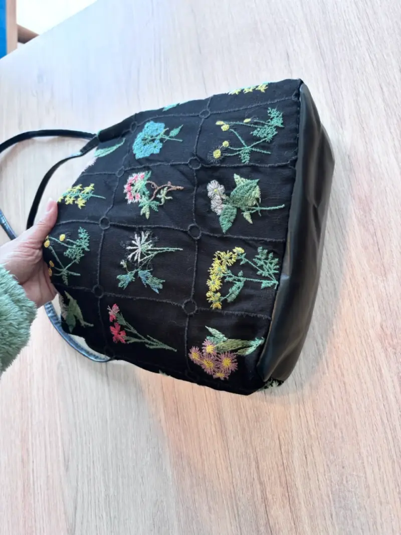 Bolso de hombro negro con bordado floral - 2