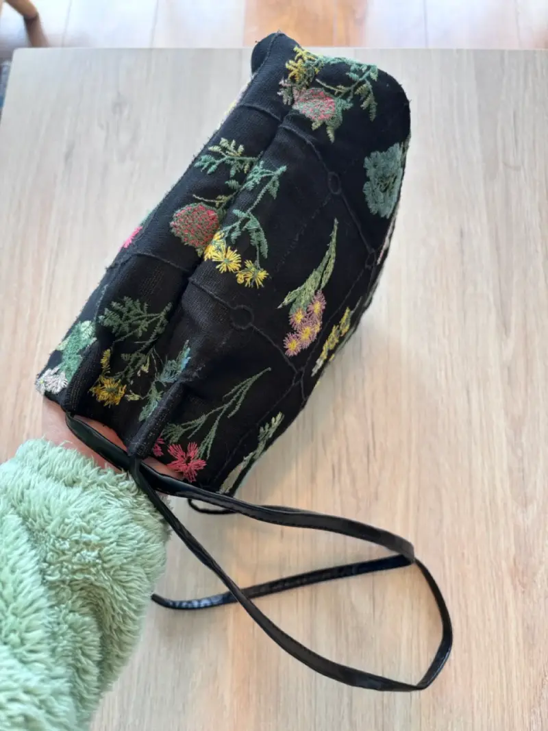 Bolso de hombro negro con bordado floral - 3