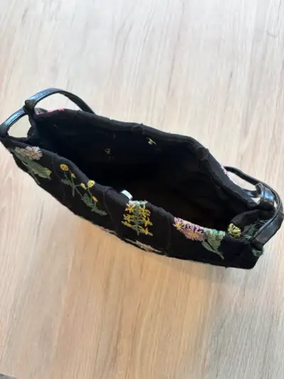 Bolso de hombro negro con bordado floral - miniatura 4