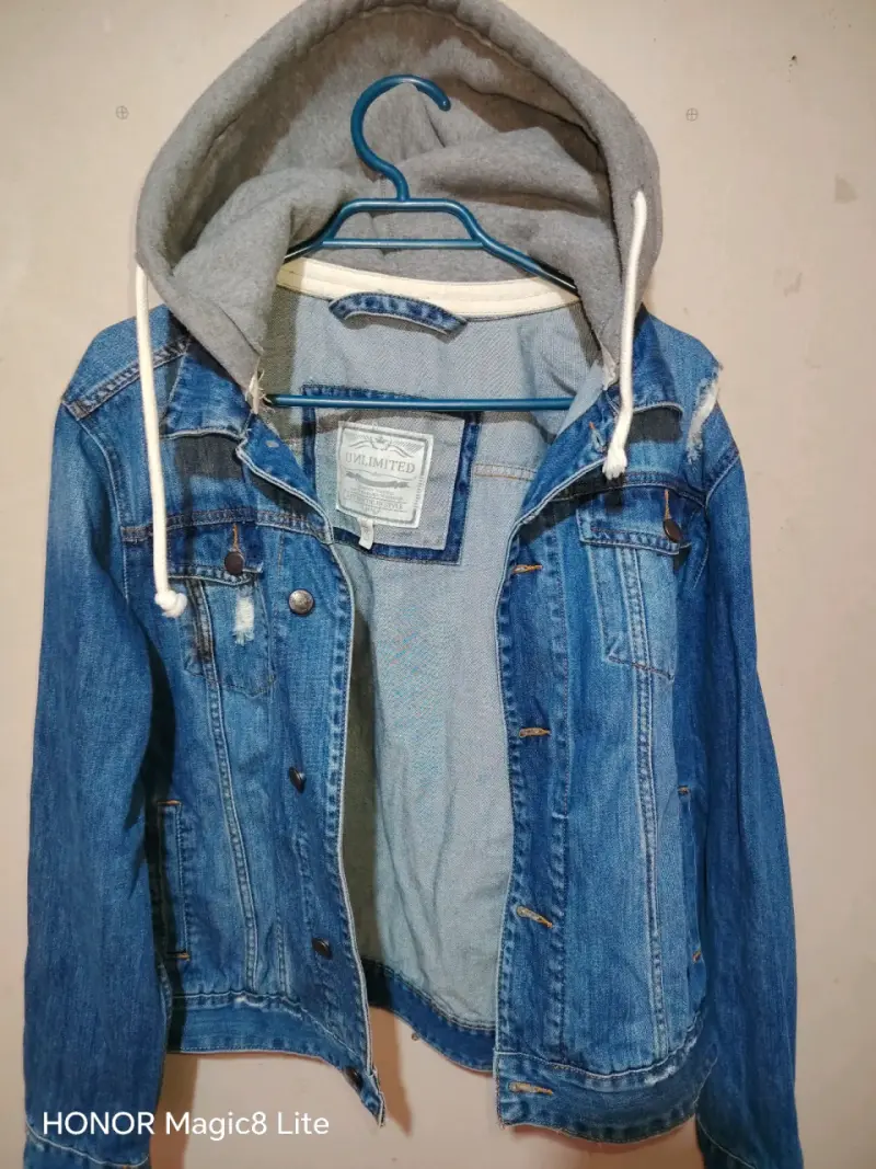 Chaqueta de mezclilla con capucha gris para hombre