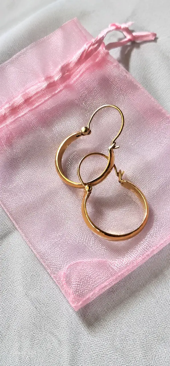 Aros de oro minimalistas con diseño elegante - 2