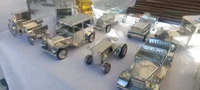 Colección de Autos en Miniatura de Metal - miniatura 1