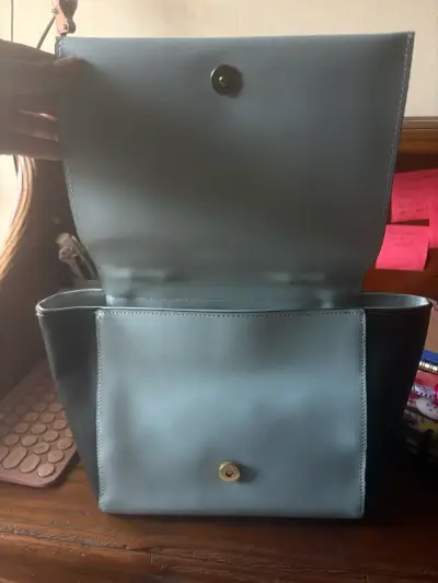 Cartera  celeste azul y negra  Gunas New York - miniatura 3
