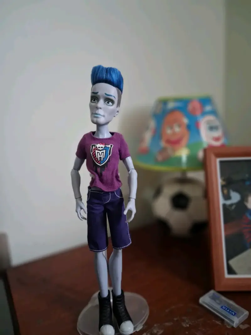 Muñeco Monster High con cabello azul - 1