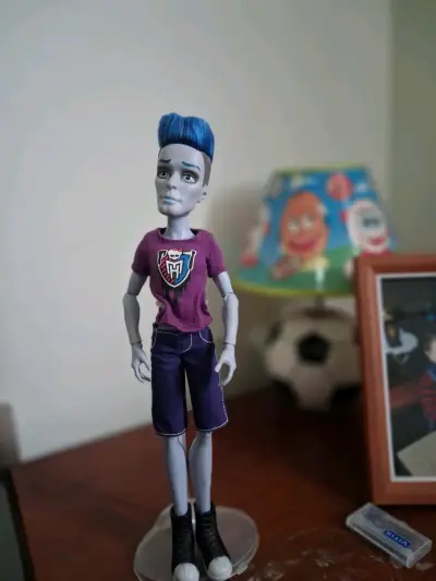 Muñeco Monster High con cabello azul - miniatura 1