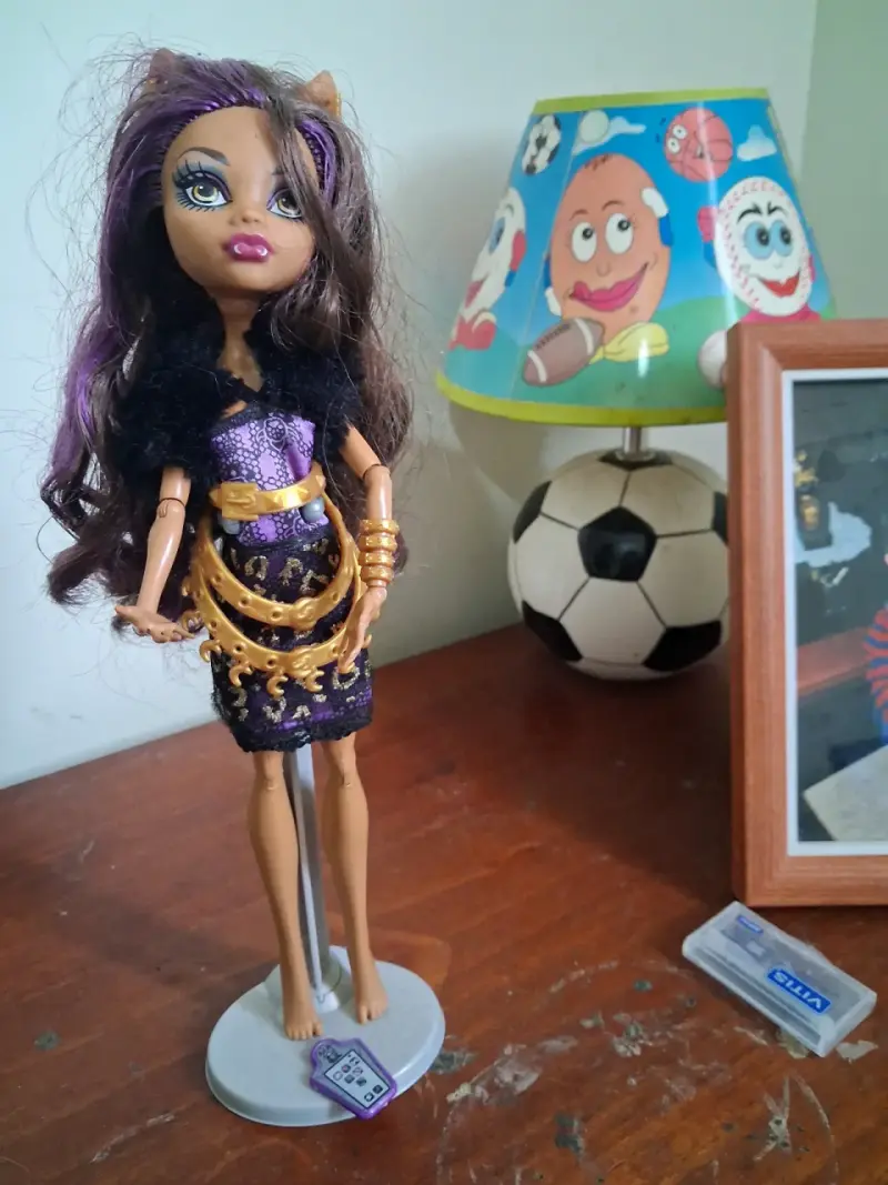 Muñeca fashion con vestido morado y accesorios dorados - 1