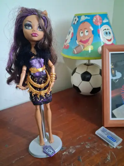 Muñeca fashion con vestido morado y accesorios dorados - miniatura 1