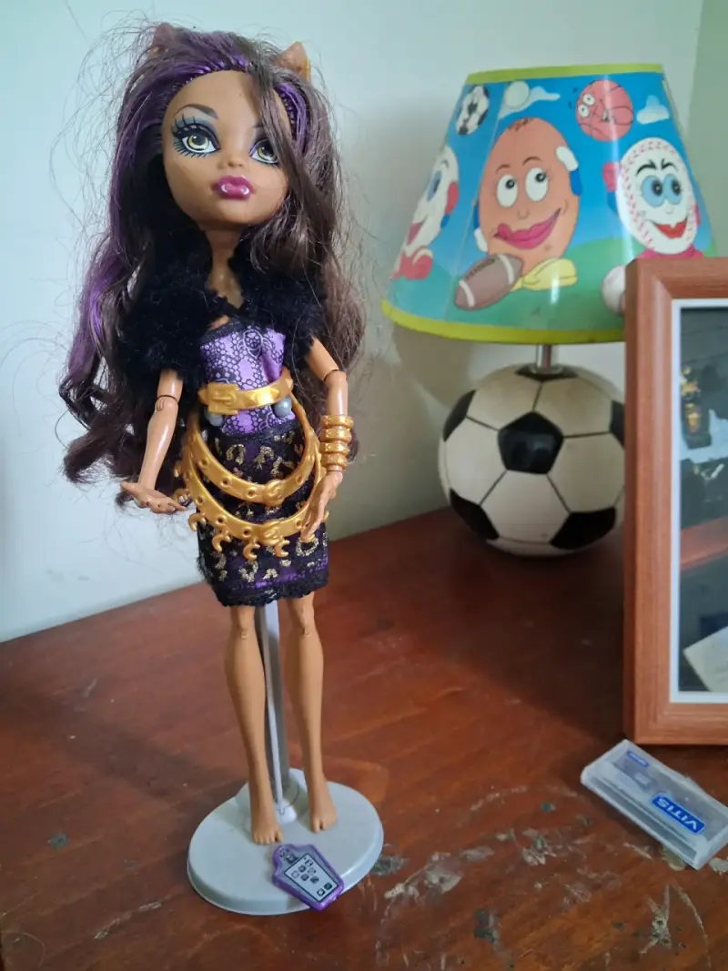 Muñeca fashion con vestido morado y accesorios dorados - 2