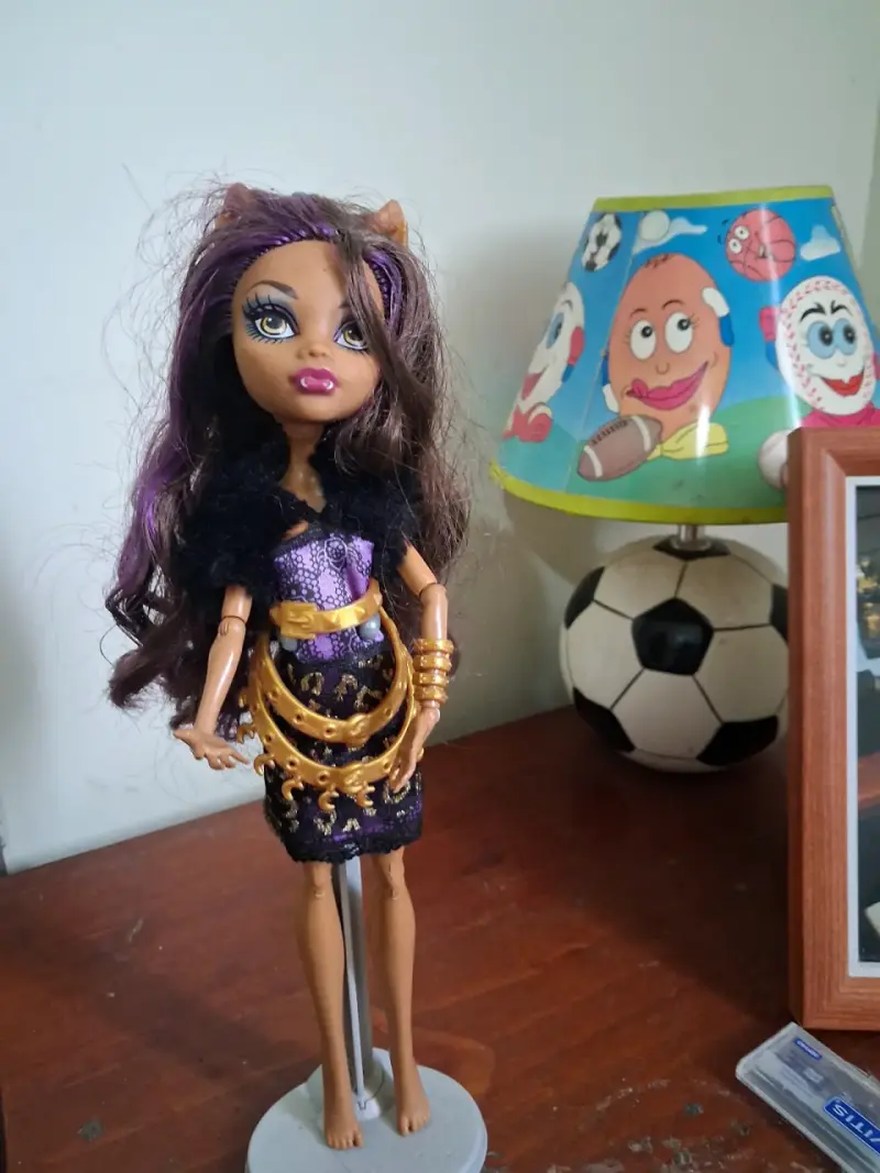 Muñeca fashion con vestido morado y accesorios dorados - 3