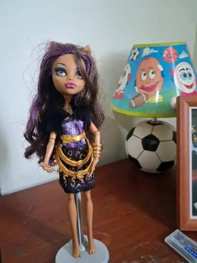 Muñeca fashion con vestido morado y accesorios dorados - miniatura 3