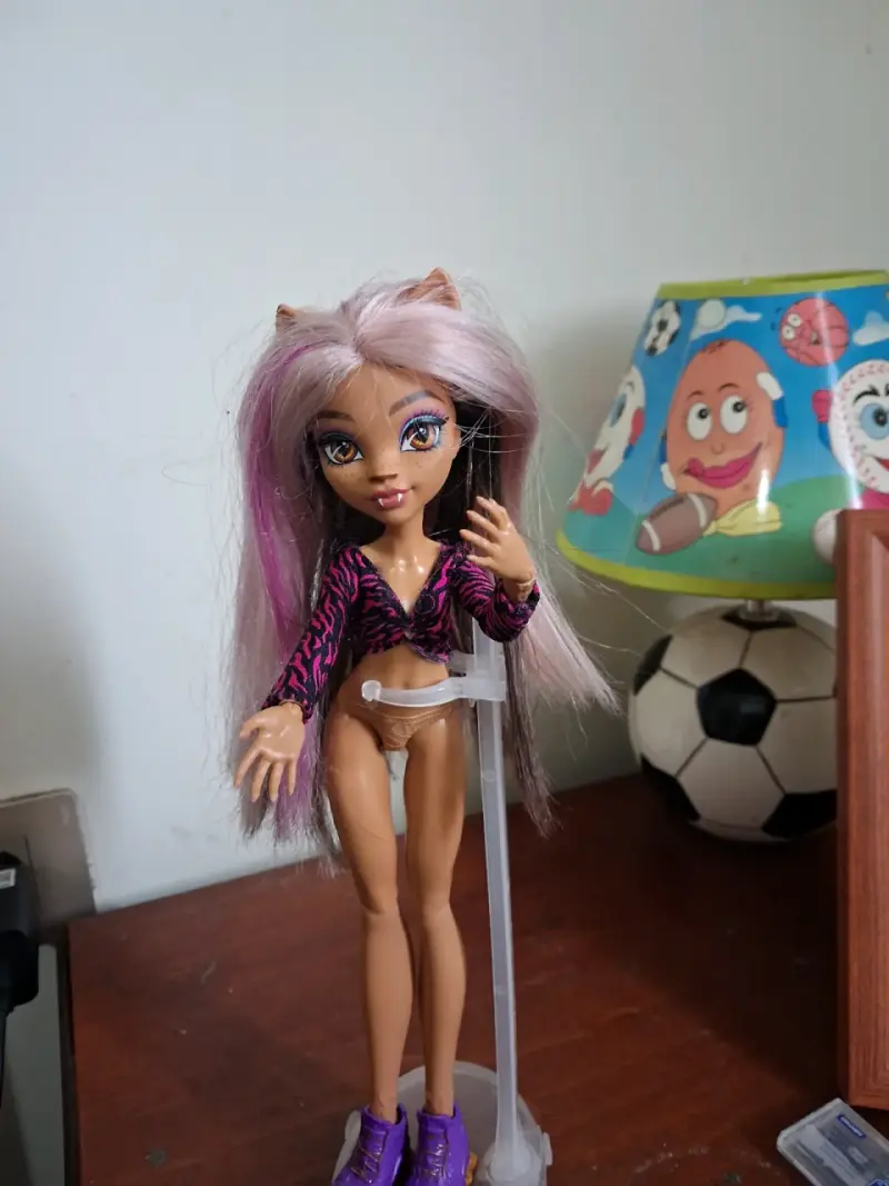 Muñeca fashion con cabello largo y ropa moderna - 1