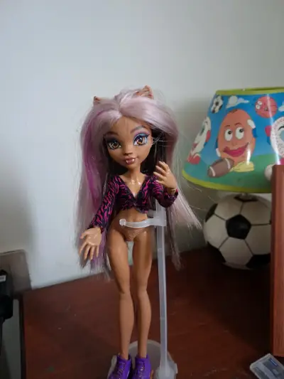Muñeca fashion con cabello largo y ropa moderna - miniatura 2