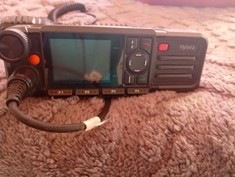 Radio móvil Hytera con pantalla y controles - 1