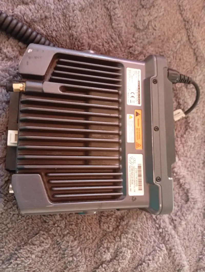 Radio móvil Hytera con pantalla y controles - 2