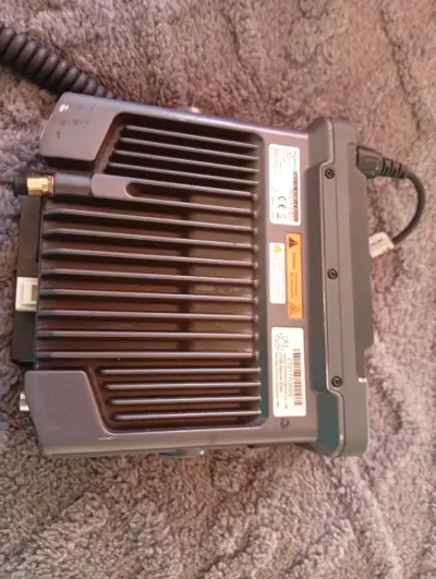 Radio móvil Hytera con pantalla y controles - miniatura 2