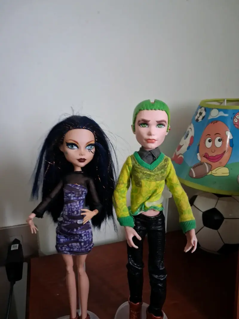 Muñecos de colección con ropa moderna - 1