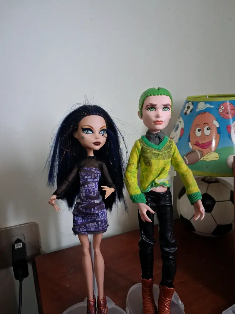 Muñecos de colección con ropa moderna - 2