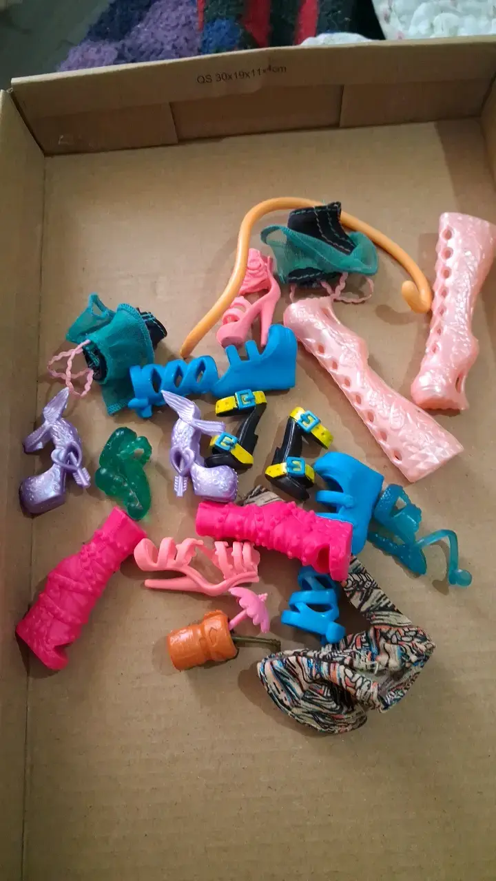 Accesorios de muñeca variados en caja - 1