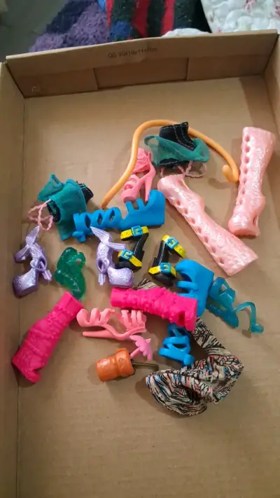 Accesorios de muñeca variados en caja - miniatura 2