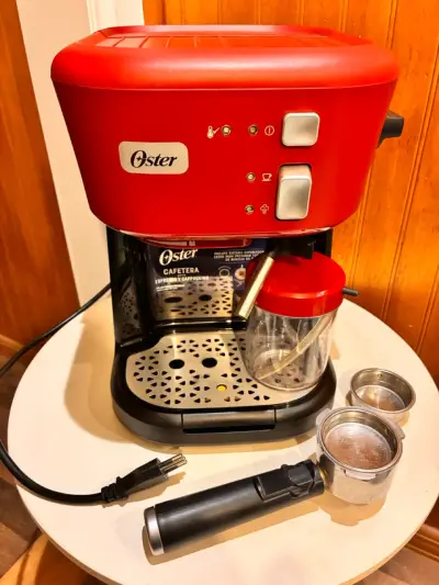 Cafetera espresso Oster roja con espumador - miniatura 1