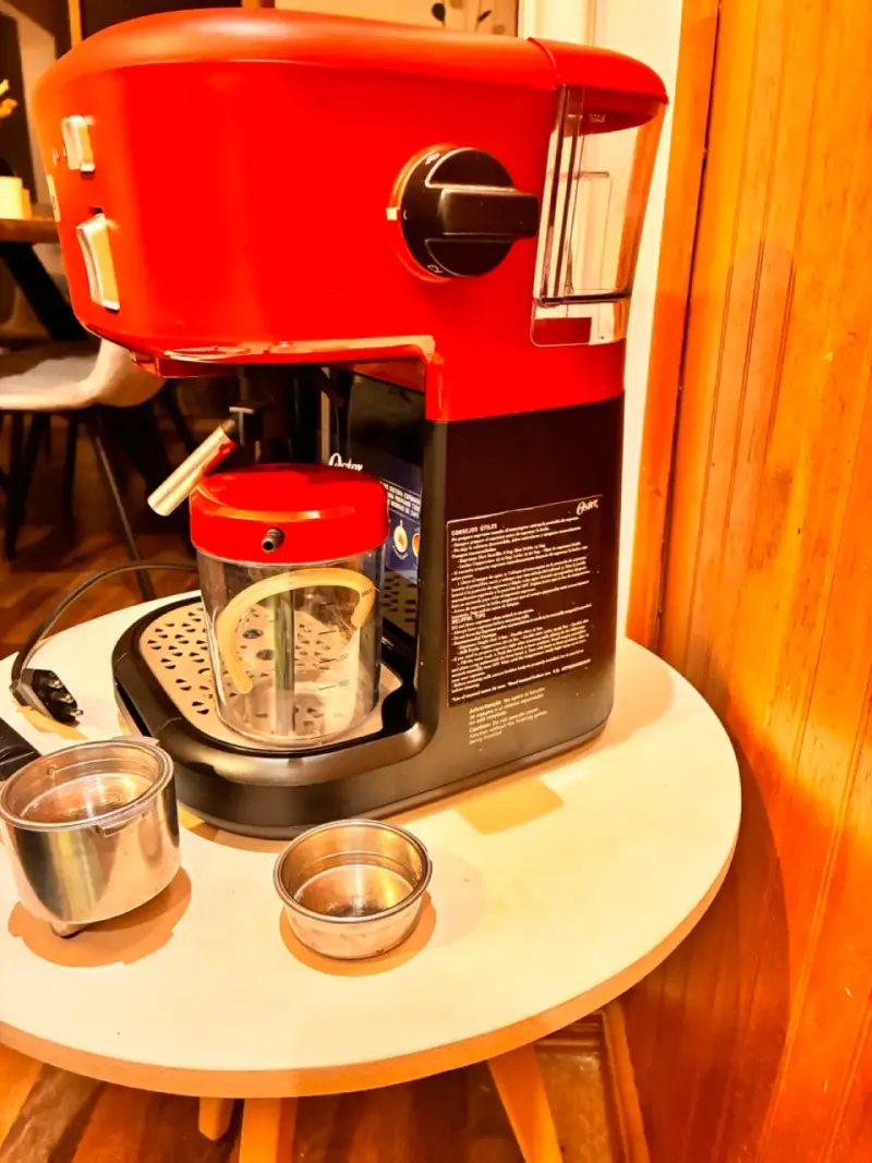 Cafetera espresso Oster roja con espumador - 2