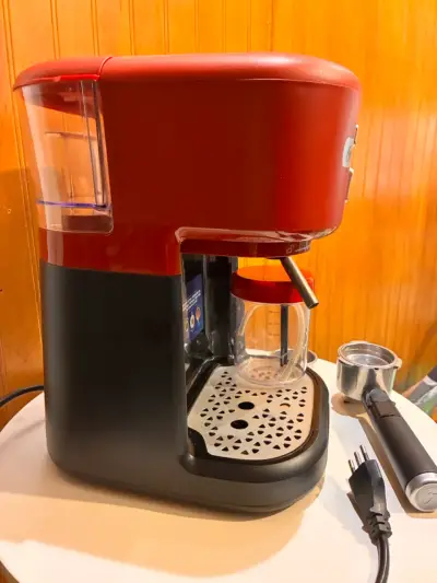 Cafetera espresso Oster roja con espumador - miniatura 3