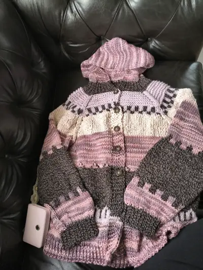 Chaleco de lana con capucha en tonos rosados y marrones - miniatura 1