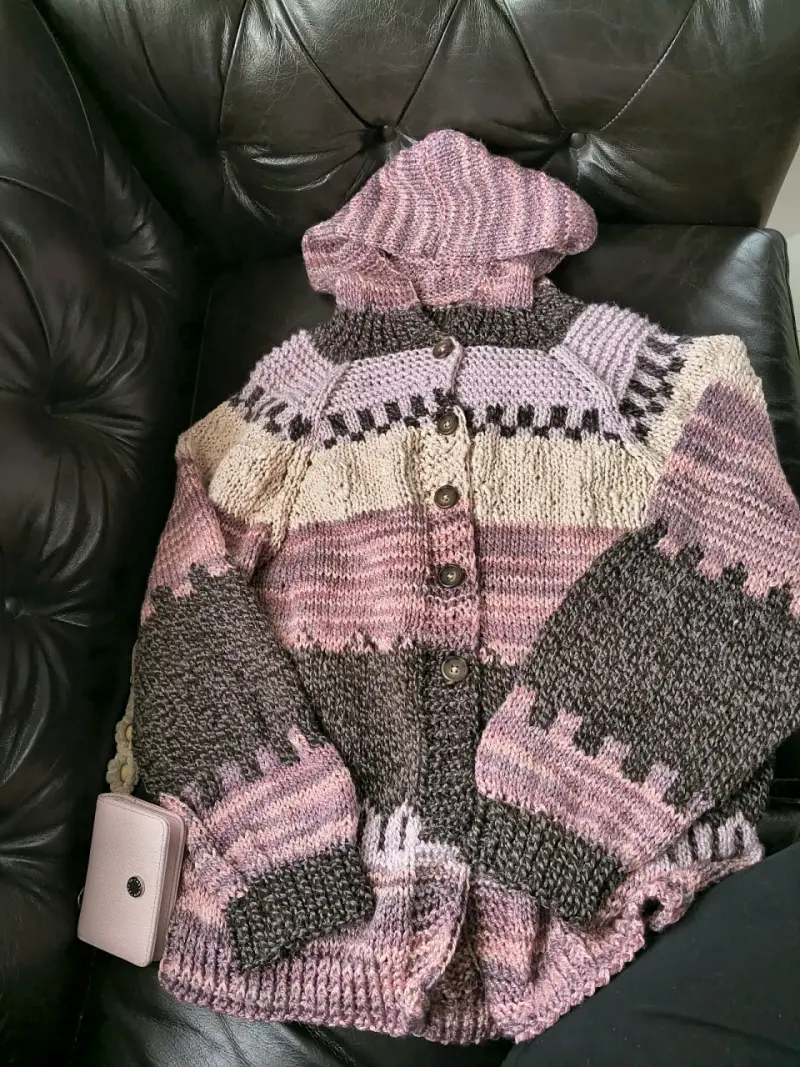 Chaleco de lana con capucha en tonos rosados y marrones - 2